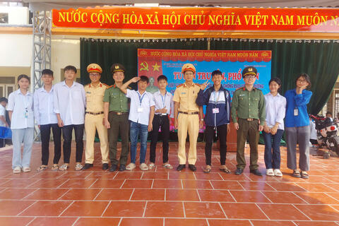 TRƯỜNG THPT PHẠM NGŨ LÃO PHỐI HỢP CÙNG CÔNG AN HUYỆN TỔ CHỨC THÀNH CÔNG BUỔI PHỔ BIẾN, TUYÊN TRUYỀN LUẬT ATGT ĐƯỜNG BỘ VÀ PHÒNG CHỐNG BẠO LỰC HỌC ĐƯỜNG