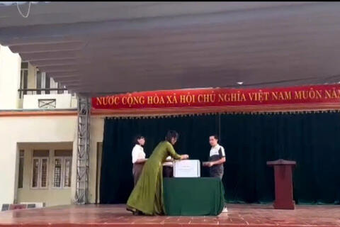 THẦY VÀ TRÒ TRƯỜNG THPT PHẠM NGŨ LÃO CHUNG TAY ỦNG HỘ ĐỒNG BÀO BỊ ẢNH HƯỞNG BỞI BÃO SỐ 3(YAGI)