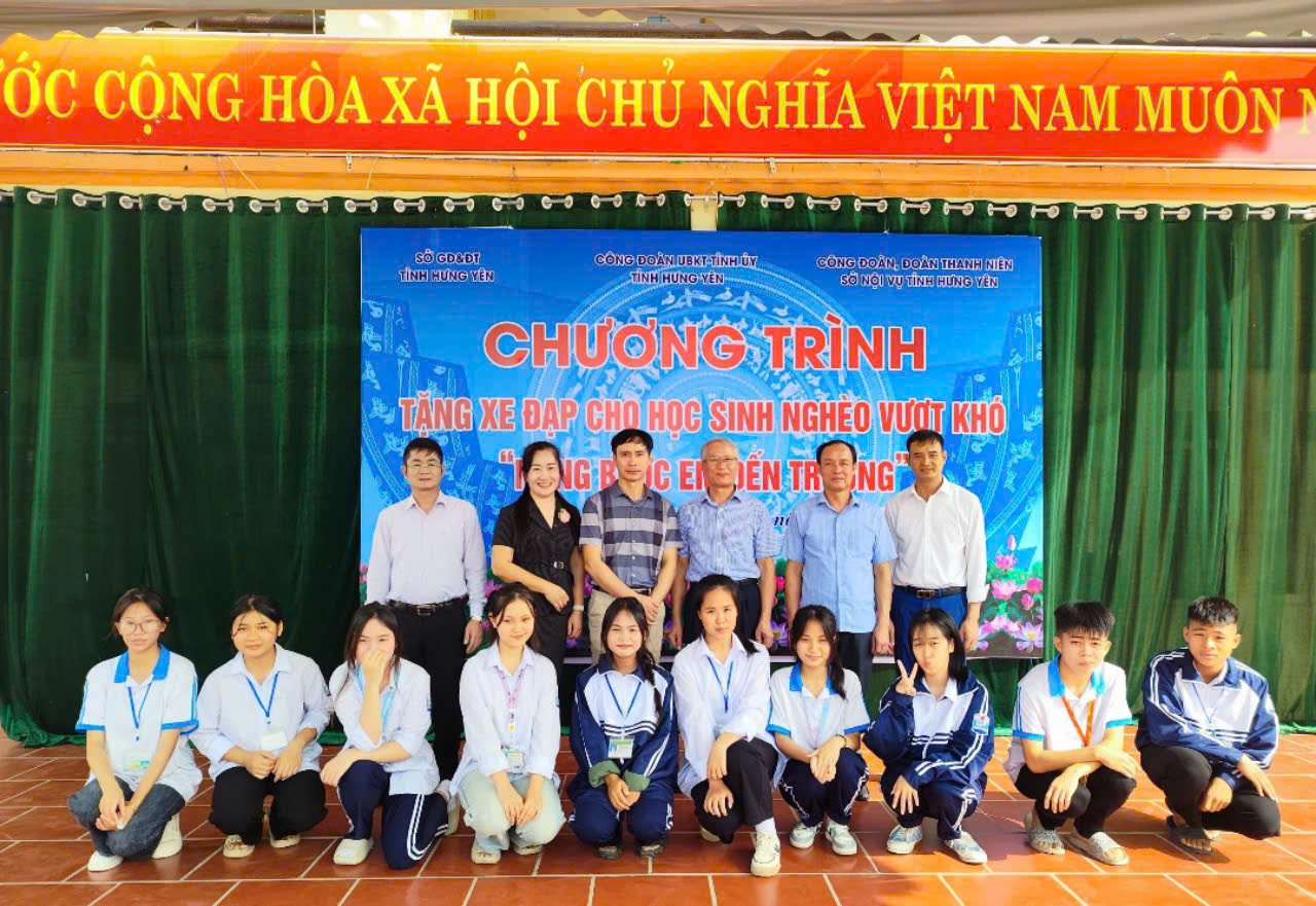 TẶNG XE ĐẠP CHO HỌC SINH CÓ HOÀN CẢNH KHÓ KHĂN TẠI TRƯỜNG THPT PHẠM NGŨ LÃO