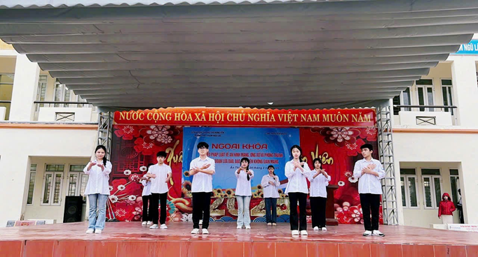 TRƯỜNG THPT PHẠM NGŨ LÃO PHỐI HỢP CÙNG CÔNG AN HUYỆN TỔ CHỨC THÀNH CÔNG BUỔI NGOẠI KHÓA “TÌM HIỂU PHÁP LUẬT VỀ AN NINH MẠNG, ỨNG XỬ VÀ PHÒNG TRÁNH CÁC THỦ ĐOẠN LỪA ĐẢO, BẠO LỰC TRÊN KHÔNG GIAN MẠNG”