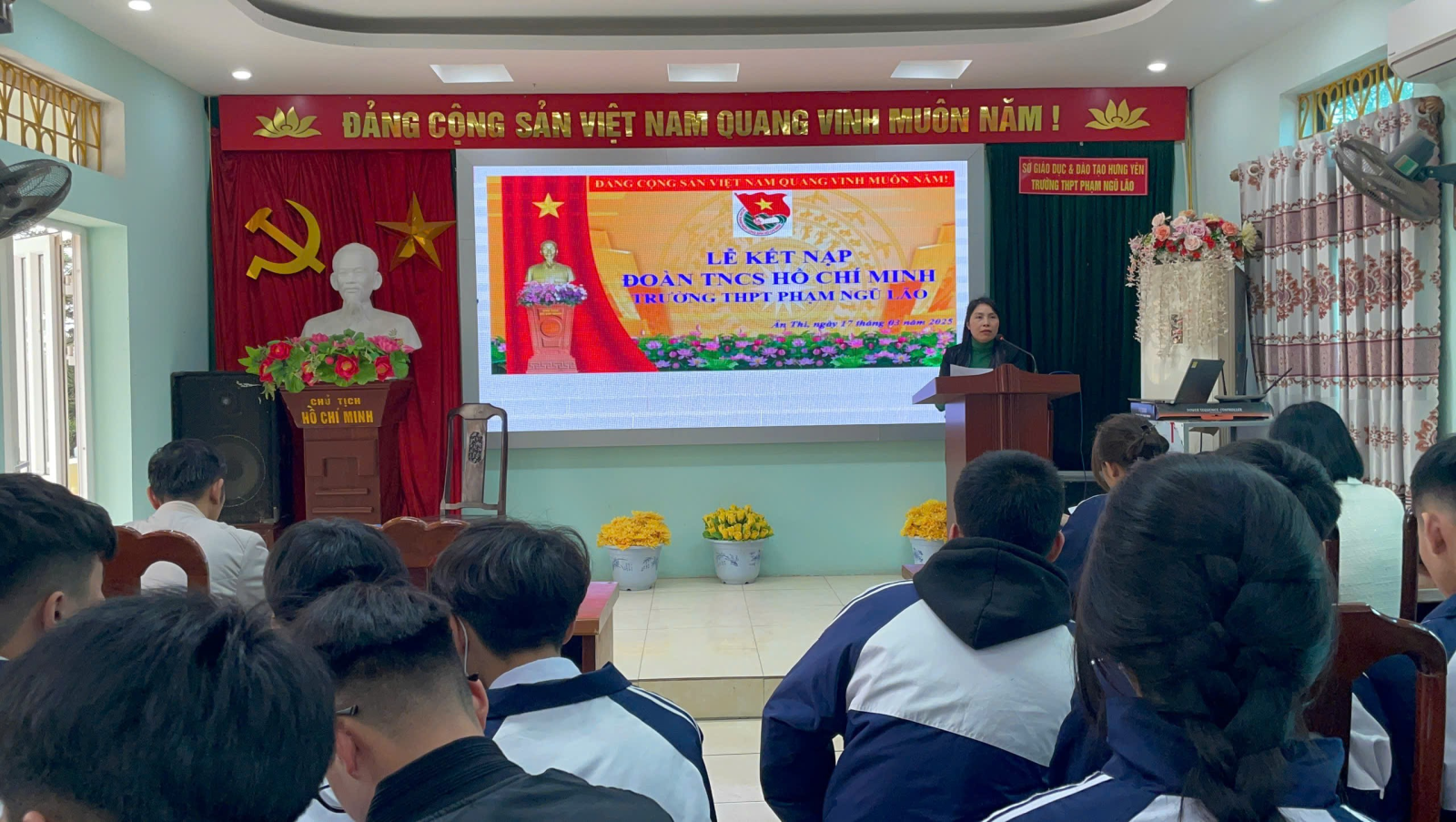 ĐOÀN TRƯỜNG THPT PHẠM NGŨ LÃO TỔ CHỨC KẾT NẠP ĐOÀN VIÊN MỚI CHO 88 THANH NIÊN ƯU TÚ THUỘC CÁC CHI ĐOÀN
